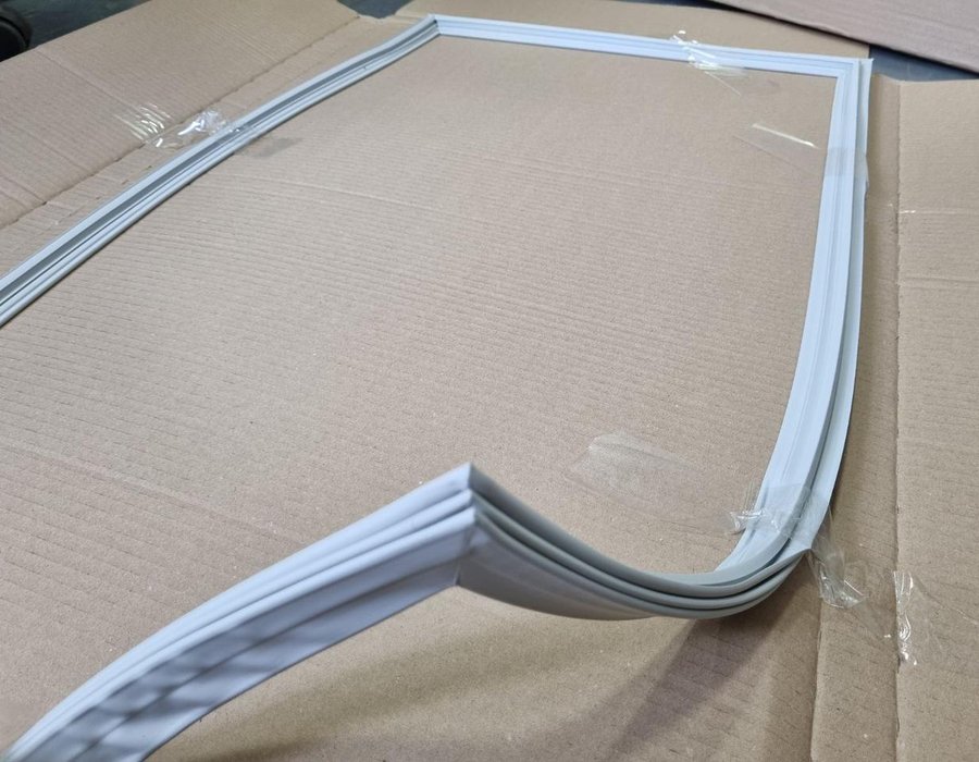 Ущільнювальна гума до холодильної камери холодильника Beko 4633082600 (4669521700)