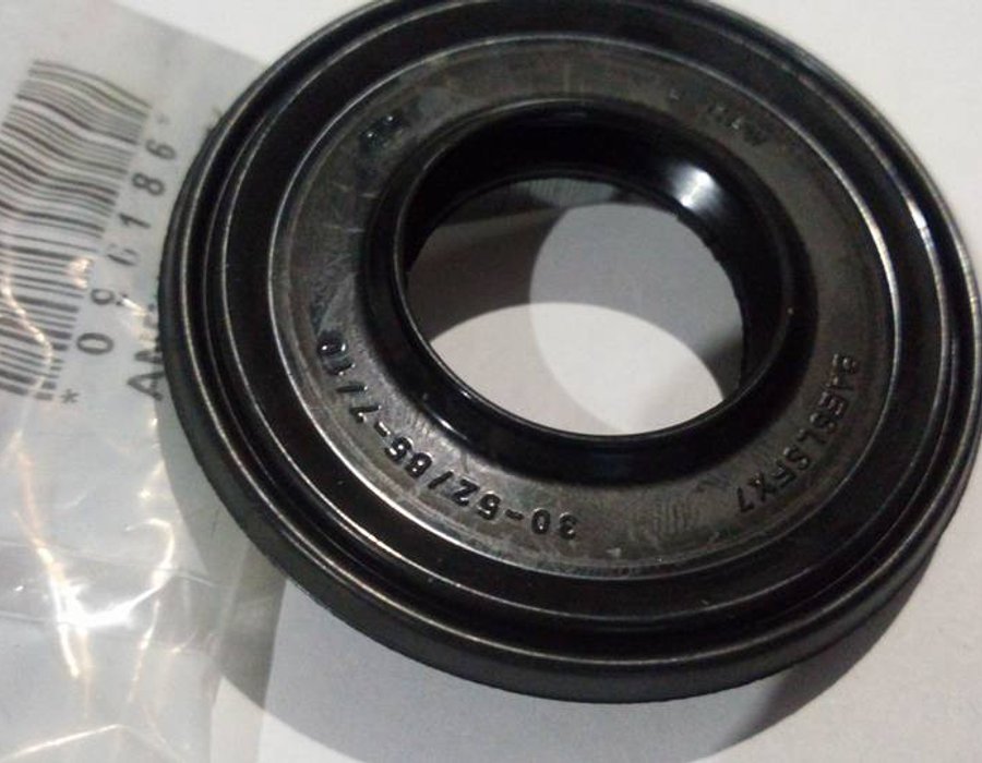 Сальник 30*52/65*7/10 для пральної машини Indesit, Ariston C0096186